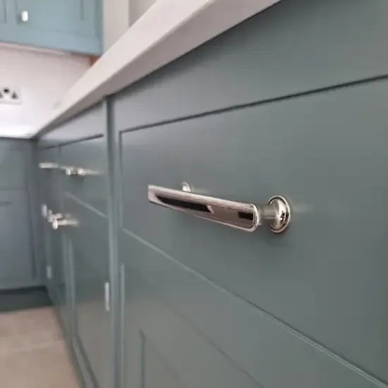 Close-up of flawless kitchen spraying finish by Caulfield Custom Decor